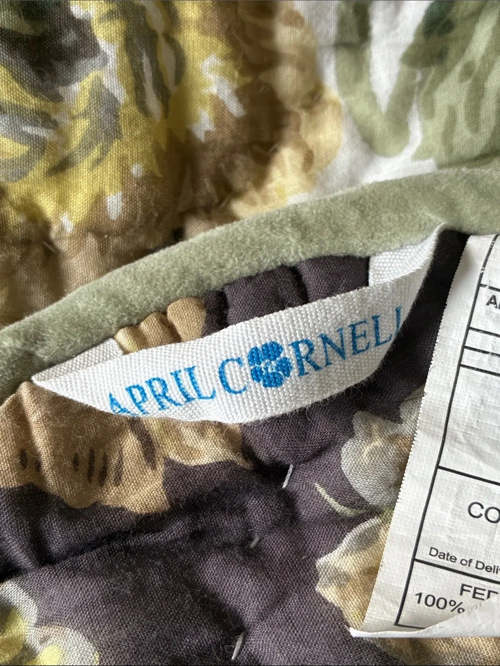 Reversible Scalloped Floral Comforter by April Cornell Size Full/Queen